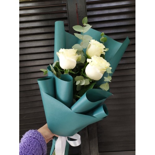 Купить на заказ Букет с белыми розами, 3 шт с доставкой в Шаре