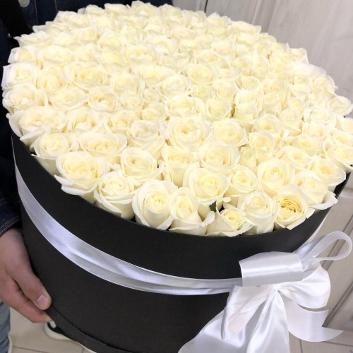 Купить на заказ 101 белая роза в коробке с доставкой в Шаре