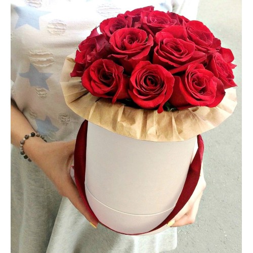 Купить на заказ 11 красных роз в коробке с доставкой в Шаре
