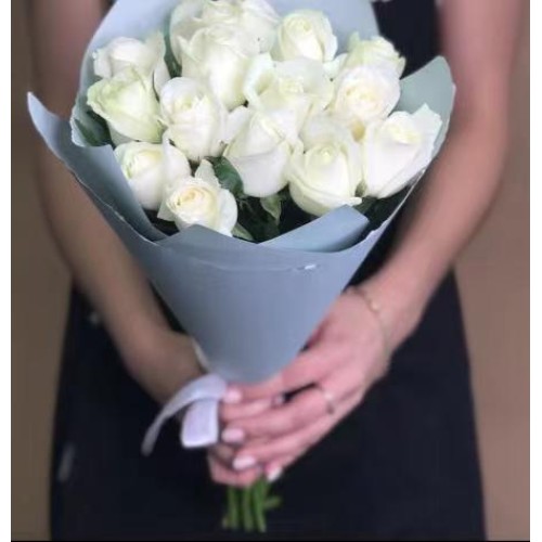 Купить на заказ 15 белых роз с доставкой в Шаре